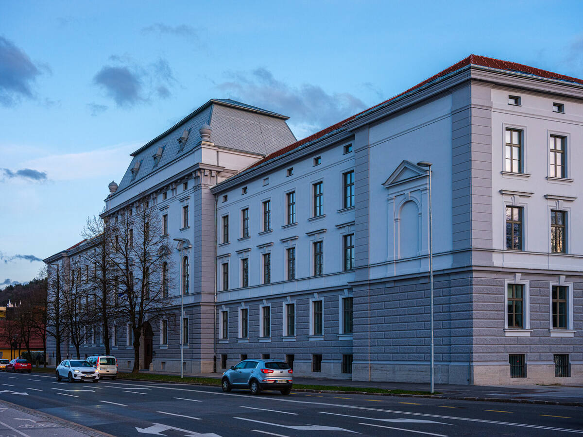 Klasicistična fasada nekdanje vojašnice